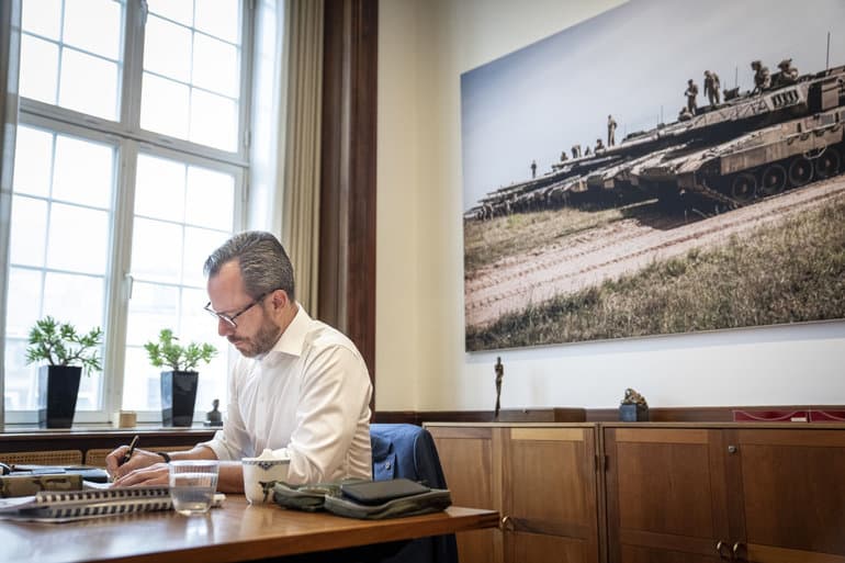 Ellemann vil orientere Folketinget om våbensag tirsdag