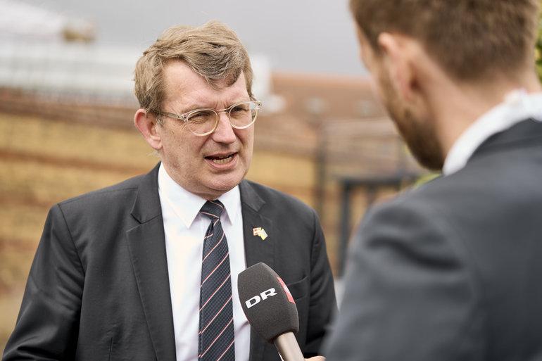 Forsvarets kunstbesparelser skal gå til idrætsfaciliteter