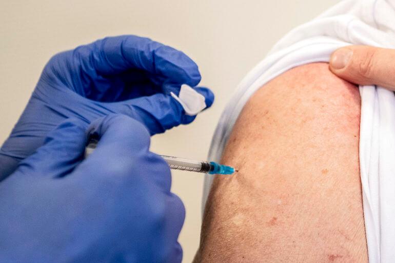 For dyrt, siger Midtjylland om coronavaccination hos læger. Læger: Men vi har jo ikke talt om prisen