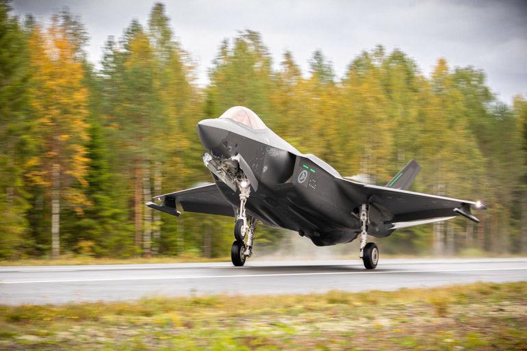F-35 lever ikke op til Nato-krav: Spritnye kampfly i luften med gamle våben